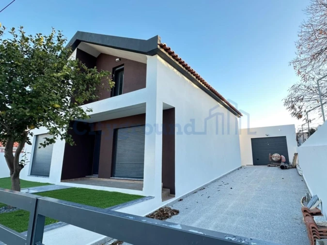 Moradia T4 para Venda em Corroios Foto 2