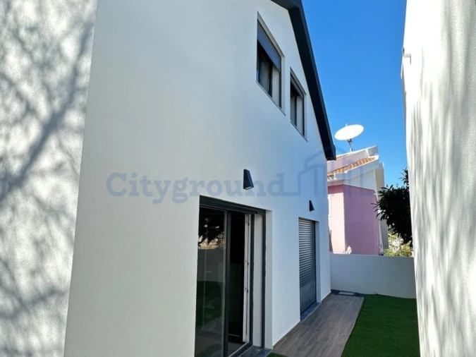 Moradia T4 para Venda em Corroios Foto 5