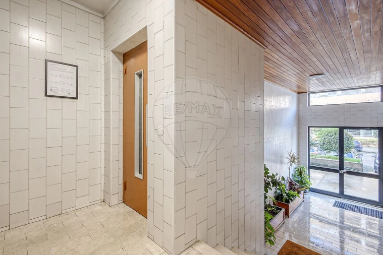 Apartamento T1 para Venda em Paranhos Foto 3