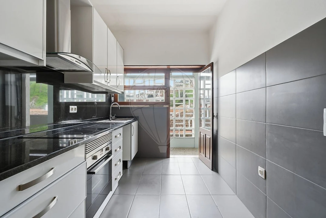 Apartamento T1 para Arrendamento em Santa Maria, São Pedro e Matacães Foto 23