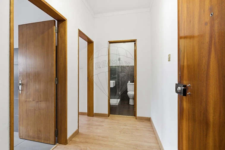 Apartamento T1 para Arrendamento em Santa Maria, São Pedro e Matacães Foto 15