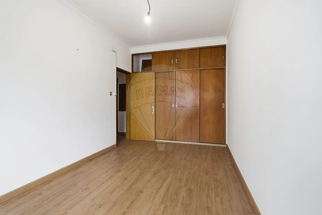 Apartamento T1 para Arrendamento em Santa Maria, São Pedro e Matacães Foto 14