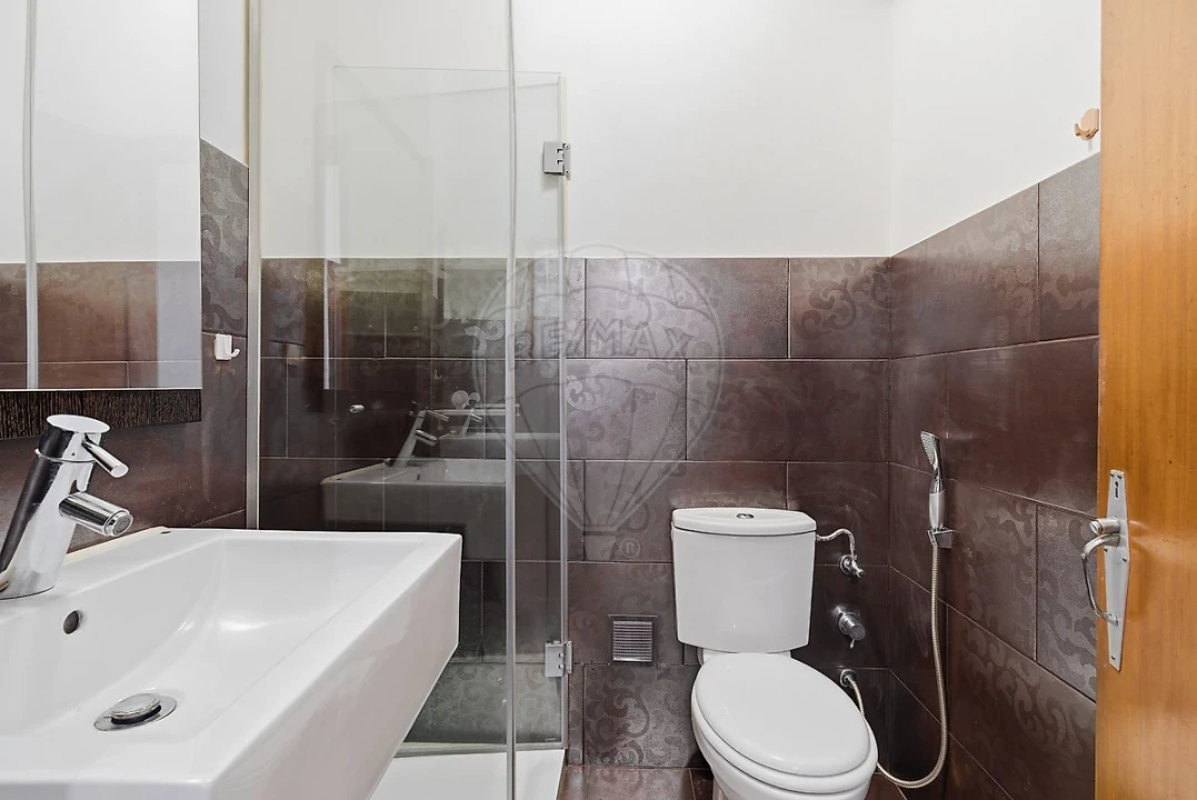 Apartamento T1 para Arrendamento em Santa Maria, São Pedro e Matacães Foto 18