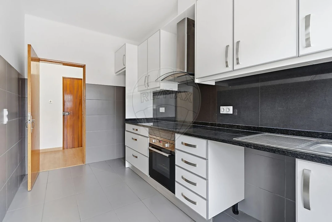 Apartamento T1 para Arrendamento em Santa Maria, São Pedro e Matacães Foto 24