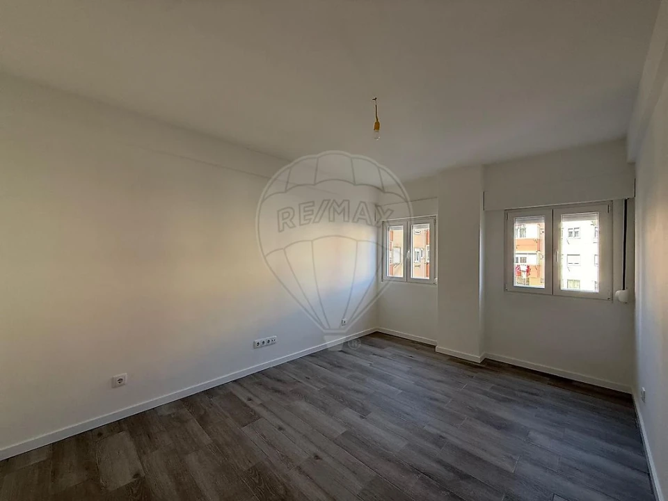 Apartamento T3 para Arrendamento em Venteira Foto 4