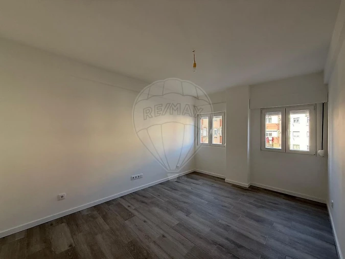 Apartamento T3 para Arrendamento em Venteira Foto 4