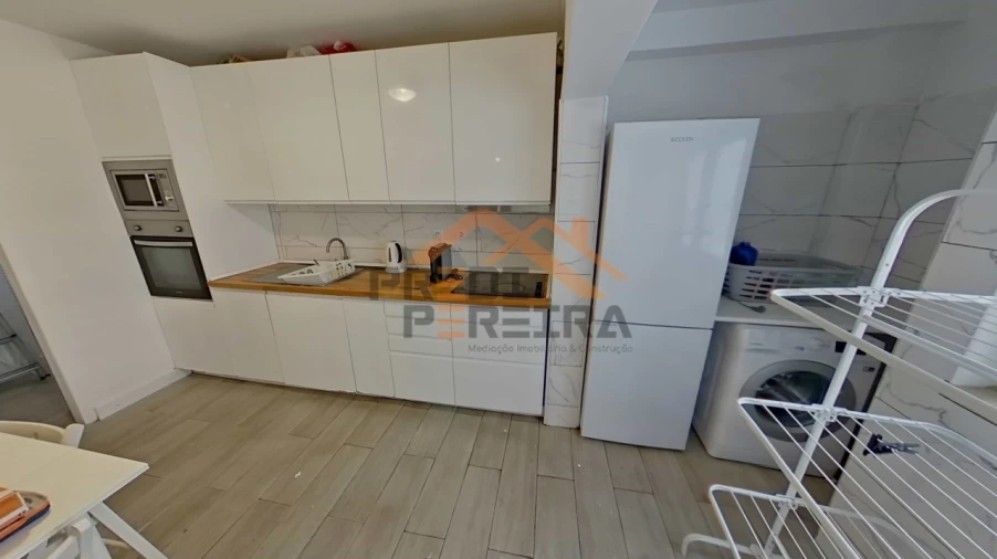 Apartamento T3 para Venda em Santo António dos Cavaleiros e Frielas Foto 3
