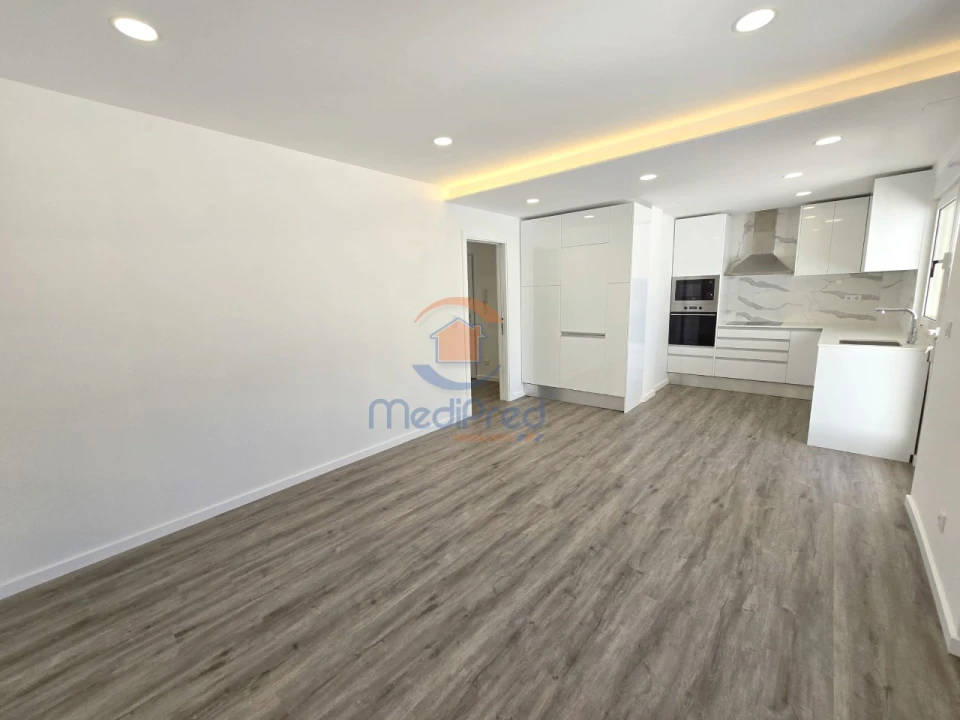 Apartamento T2 para Venda em Odivelas Foto 2