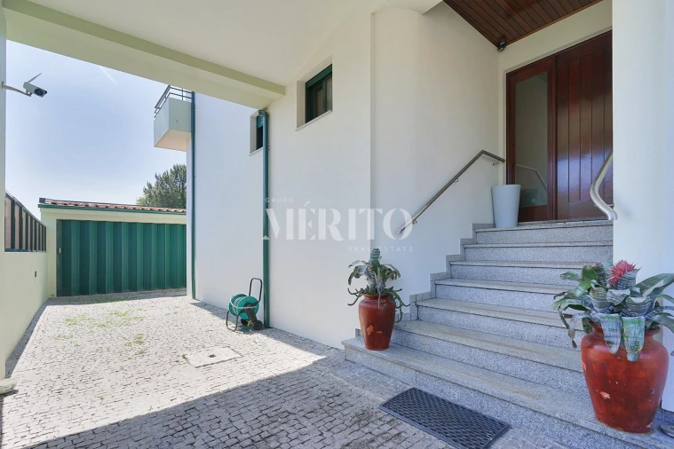 Moradia T4 para Venda em Rio Tinto Foto 2