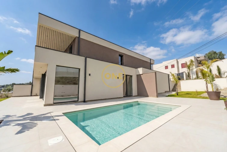 Moradia T4 para Venda em Requião