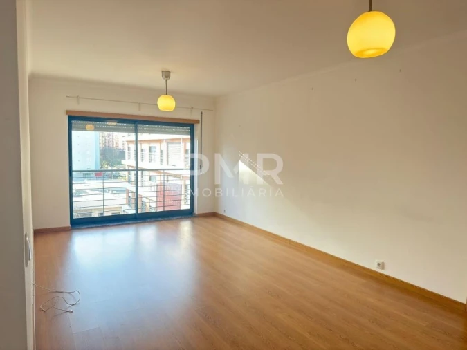 Apartamento T1 para Arrendamento em Lumiar Foto 2