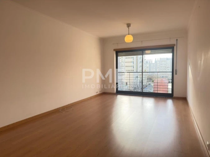 Apartamento T1 para Arrendamento em Lumiar Foto 3