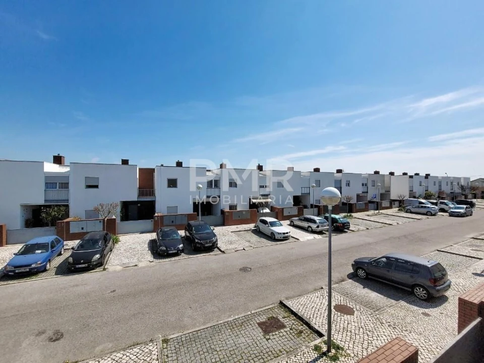 Moradia T4 para Venda em Santa Clara Foto 3