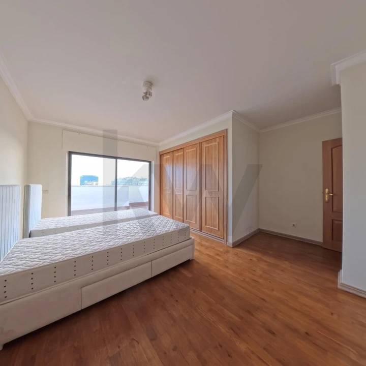 Apartamento T2 para Arrendamento em Campolide Foto 25
