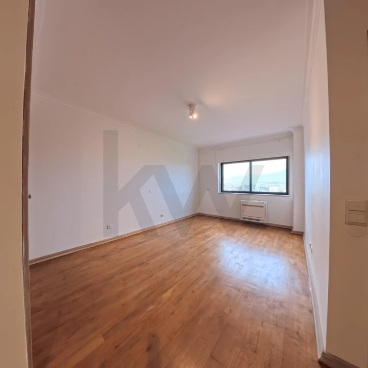 Apartamento T2 para Arrendamento em Campolide Foto 28