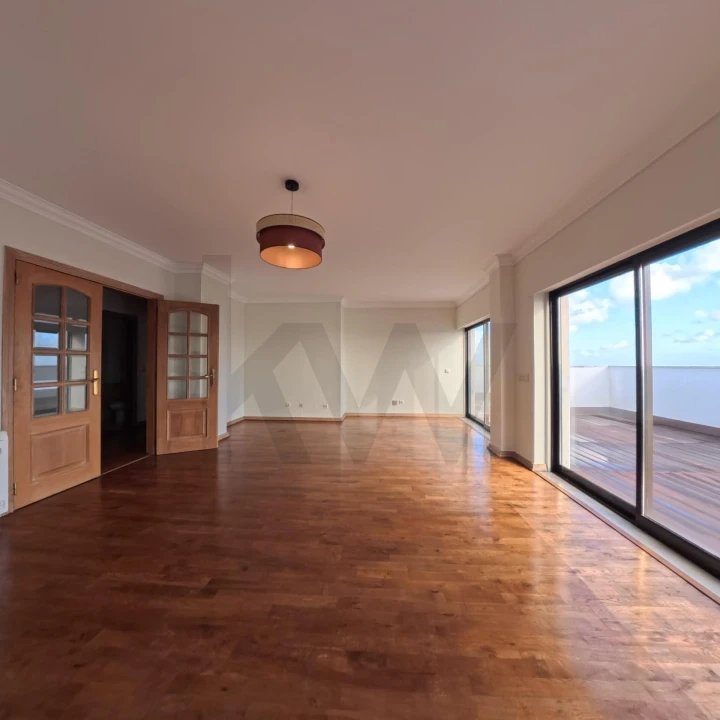 Apartamento T2 para Arrendamento em Campolide Foto 7