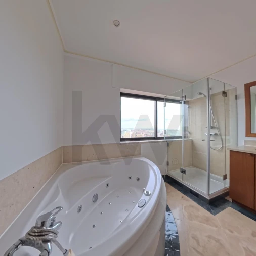 Apartamento T2 para Arrendamento em Campolide Foto 33