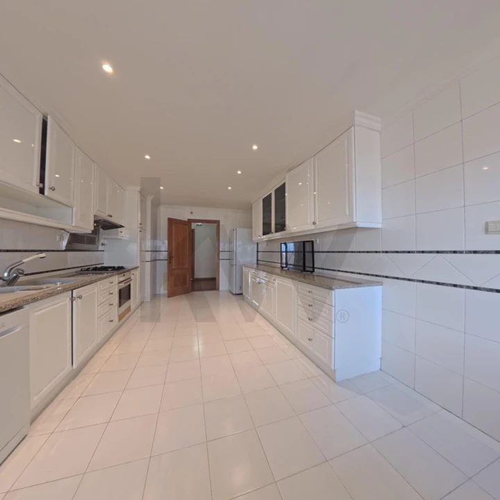 Apartamento T2 para Arrendamento em Campolide Foto 18