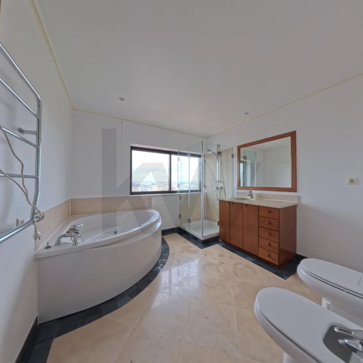 Apartamento T2 para Arrendamento em Campolide Foto 31