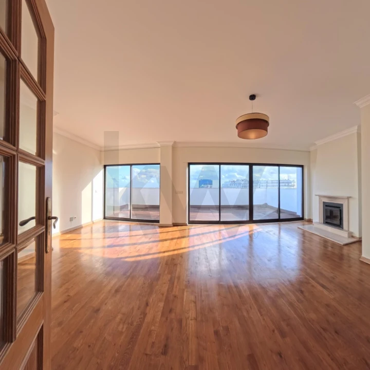 Apartamento T2 para Arrendamento em Campolide Foto 4