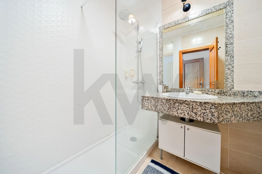 Apartamento T2 para Venda em Caniço Foto 13