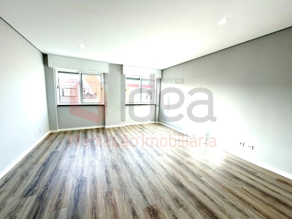 Apartamento T3 para Venda em Amora Foto 2