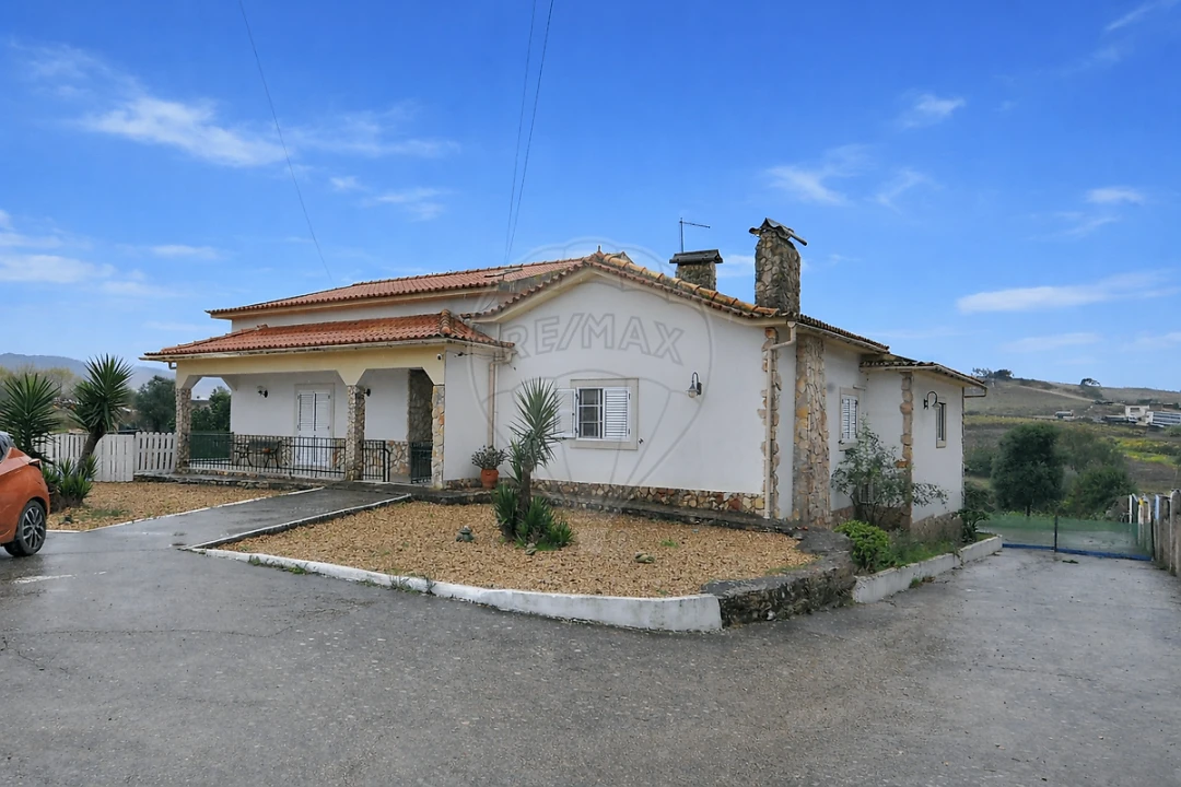 Moradia T4 para Venda em Santo Quintino Foto 2