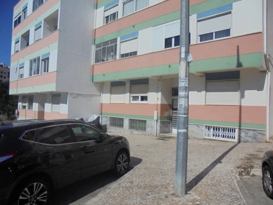 Apartamento T1 para Venda em Rio de Mouro Foto 3