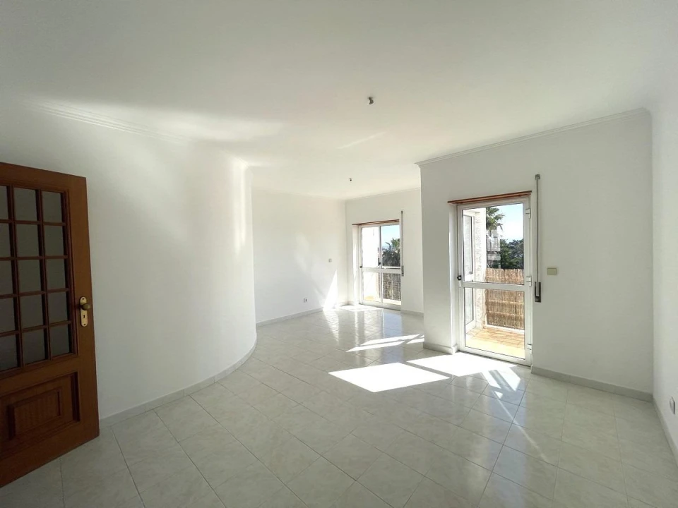 Apartamento T3 para Venda em Charneca de Caparica e Sobreda Foto 1