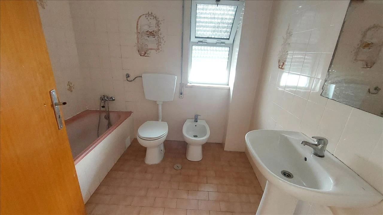 Apartamento T2 para Venda em Agualva e Mira-Sintra Foto 16