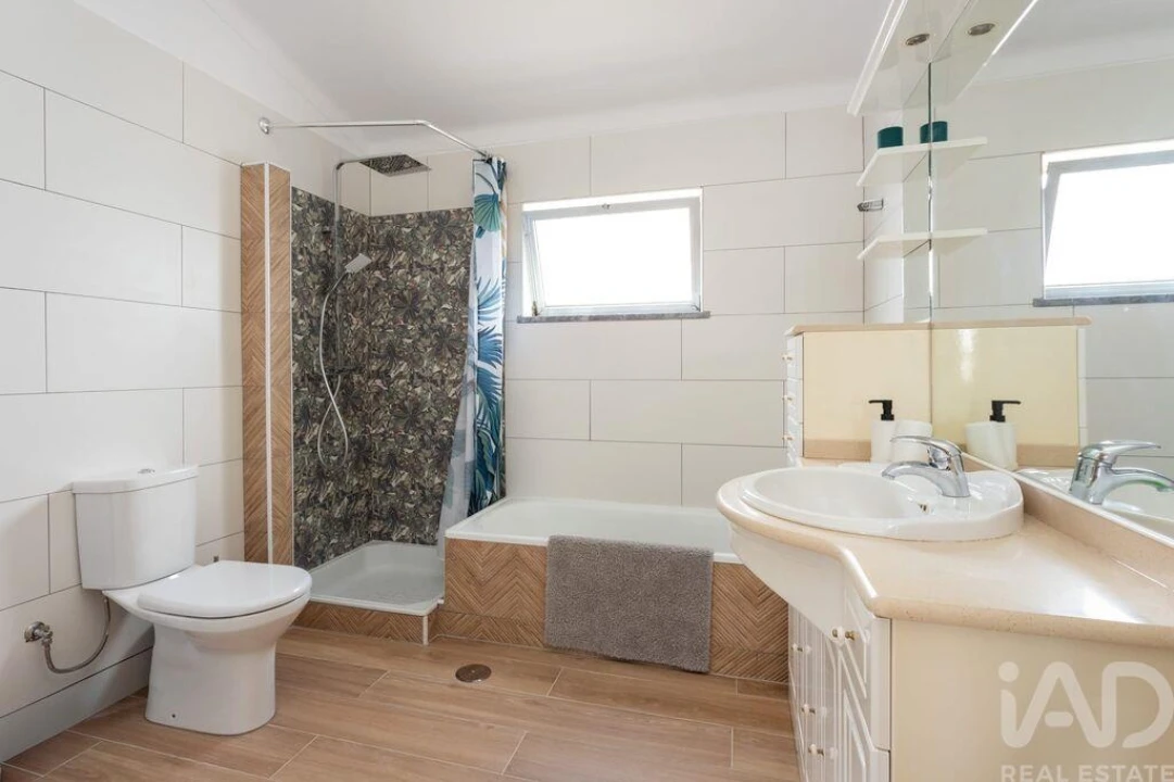 Moradia T6 para Venda em Ferreiras Foto 9