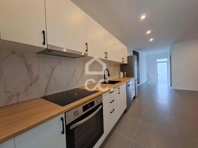 Moradia T2 para Venda em Ribeirinha Foto 1