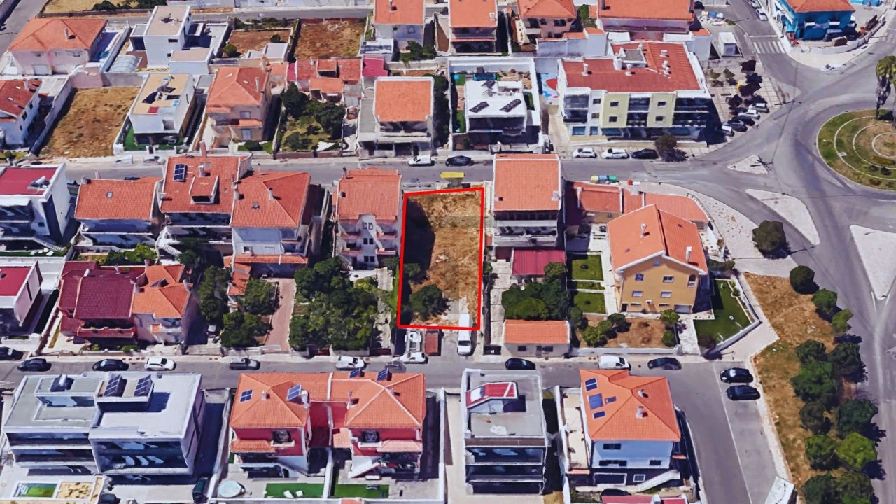 Terreno para Venda em Pontinha e Famões Foto 3