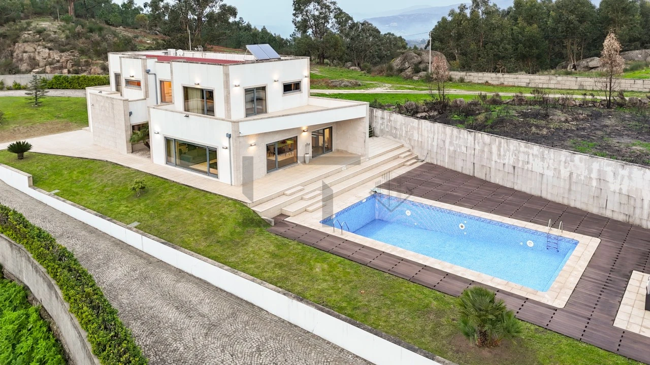 Moradia T5 para Venda em Avessadas e Rosém Foto 2