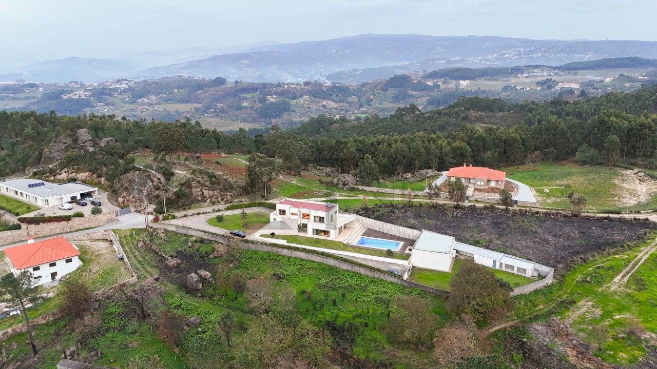 Moradia T5 para Venda em Avessadas e Rosém Foto 7