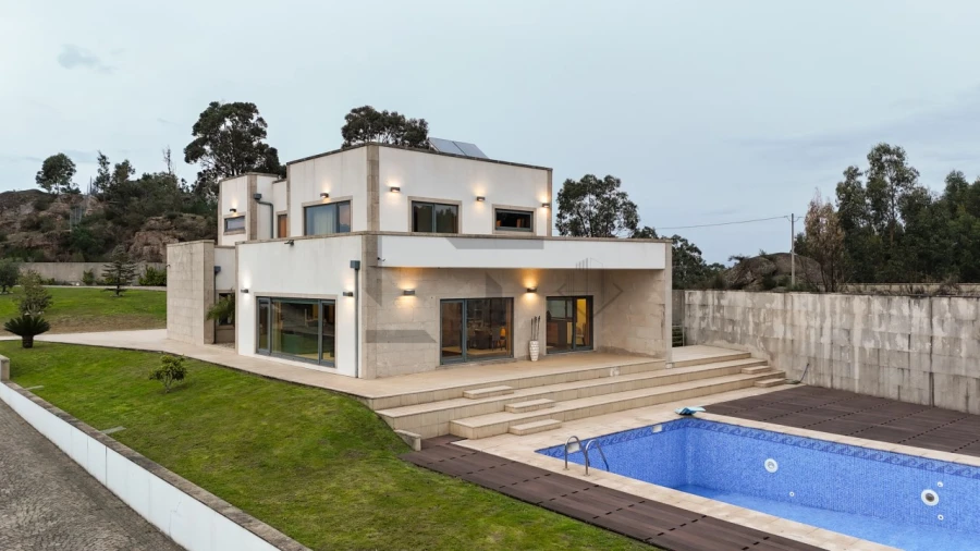 Moradia T5 para Venda em Avessadas e Rosém