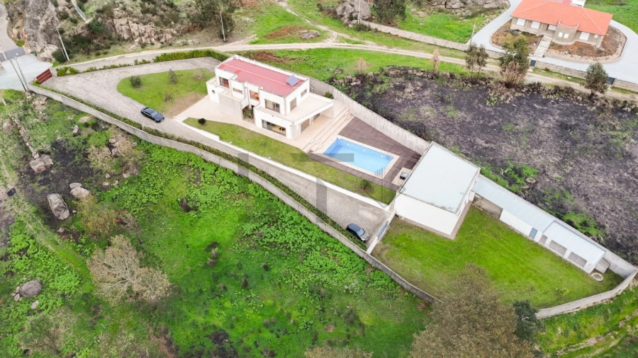 Moradia T5 para Venda em Avessadas e Rosém Foto 4