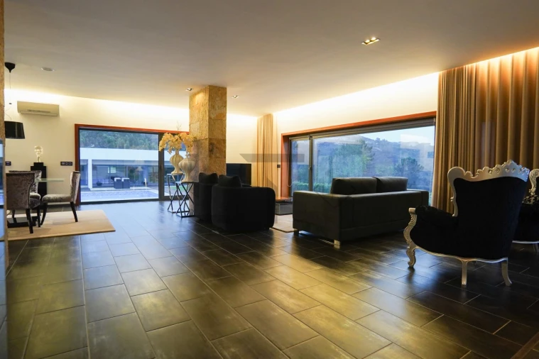 Moradia T5 para Venda em Avessadas e Rosém Foto 13