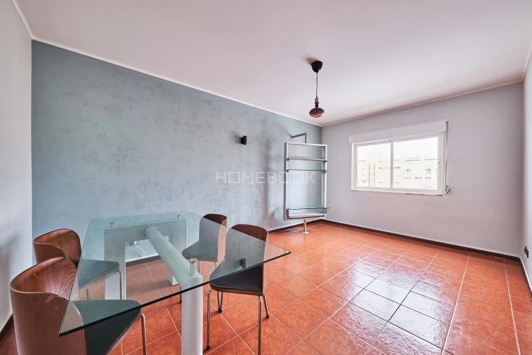 Apartamento T1 para Venda em Carnaxide e Queijas