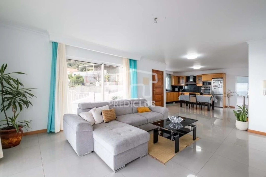 Moradia T5 para Venda em Arco da Calheta Foto 6