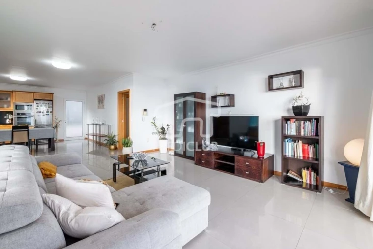 Moradia T5 para Venda em Arco da Calheta Foto 8