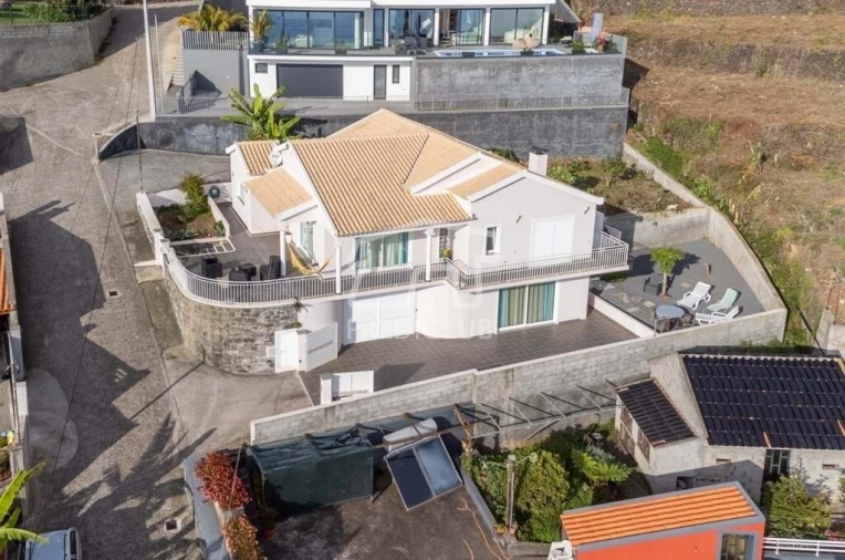 Moradia T5 para Venda em Arco da Calheta Foto 2