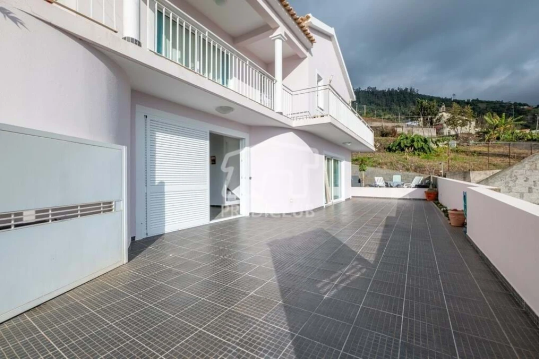 Moradia T5 para Venda em Arco da Calheta Foto 3