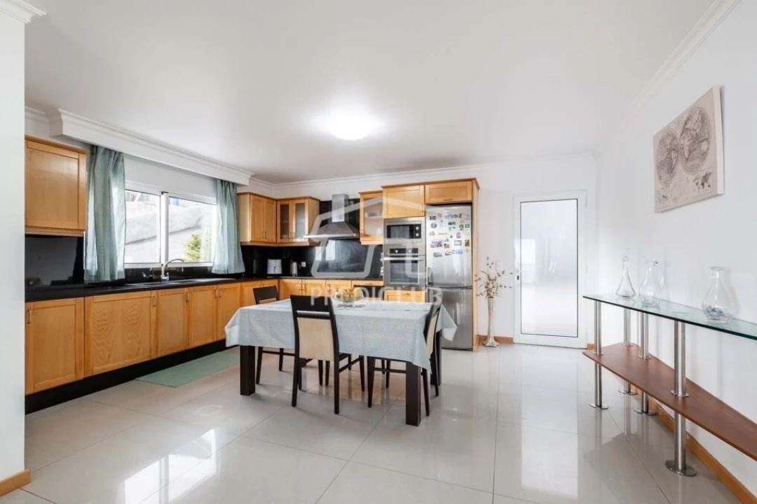 Moradia T5 para Venda em Arco da Calheta Foto 10