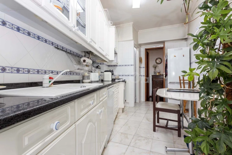 Apartamento T4 para Venda em Venteira Foto 3