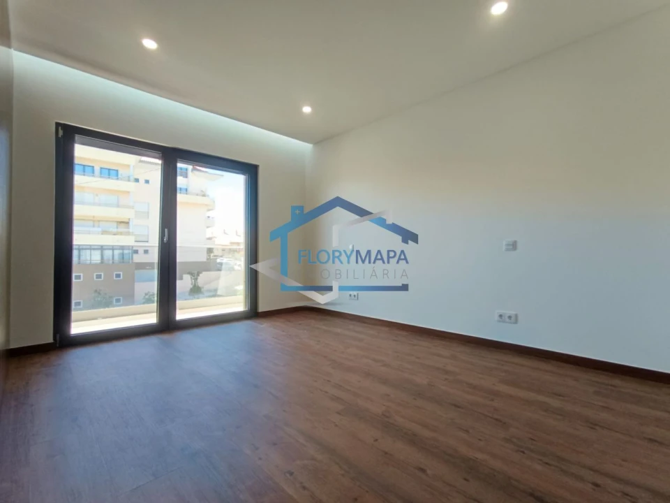 Moradia T4 para Venda em São Domingos de Rana Foto 44