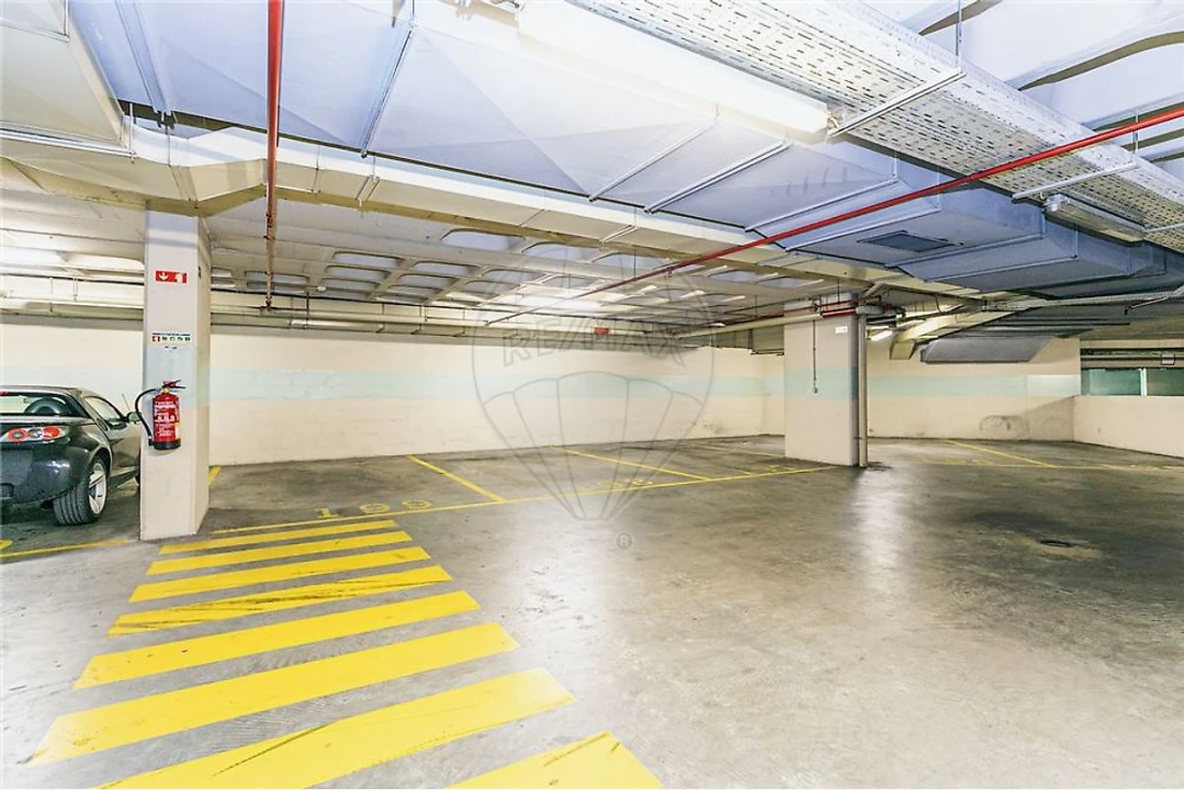 Apartamento T1 para Arrendamento em Campolide Foto 9