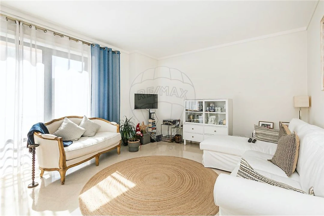 Apartamento T1 para Arrendamento em Campolide Foto 5