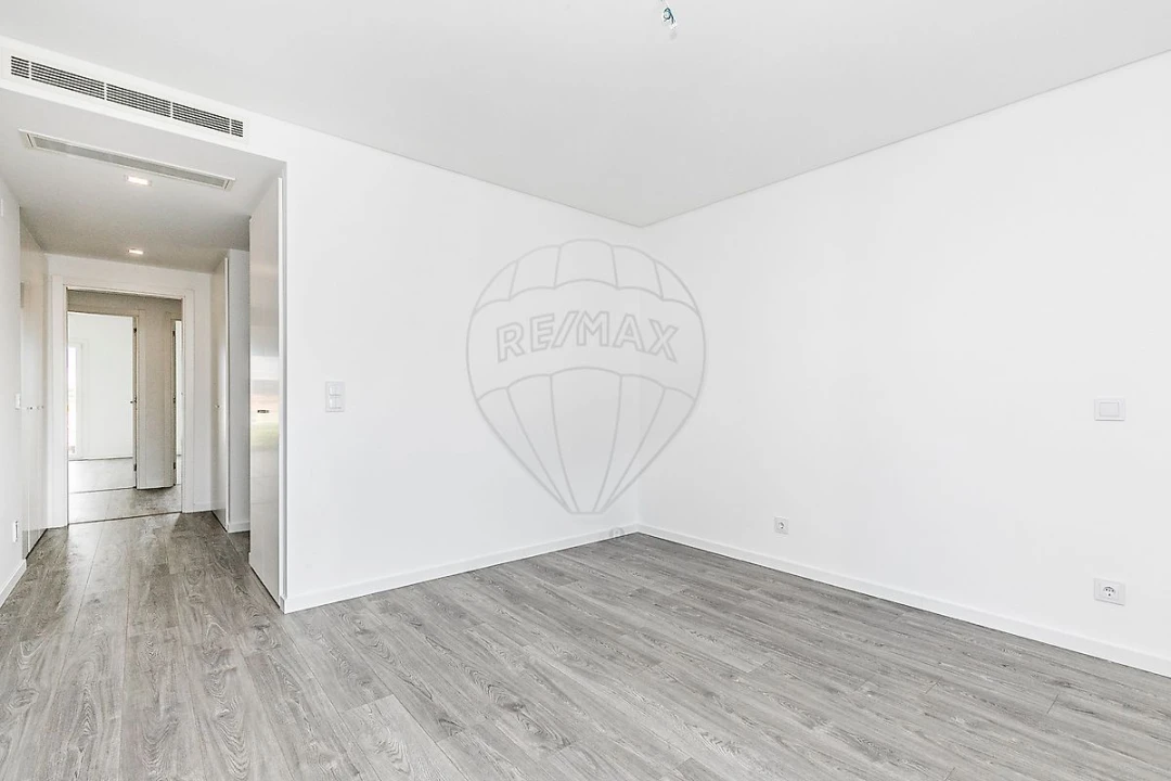 Apartamento T3 para Arrendamento em Porto Salvo Foto 14