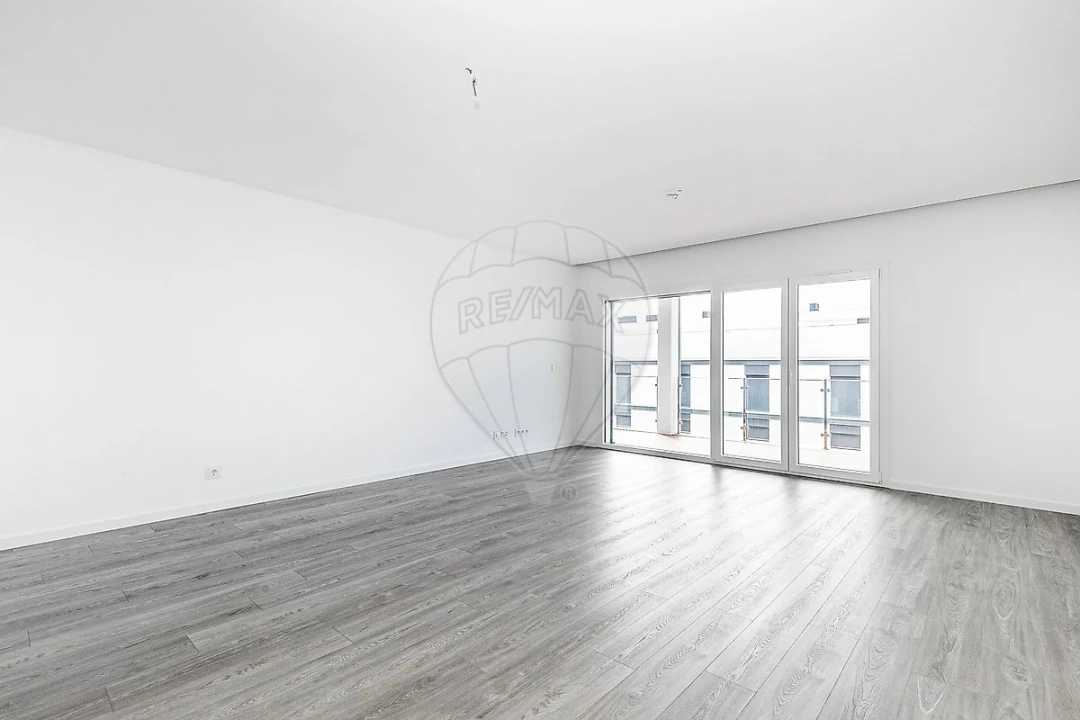 Apartamento T3 para Arrendamento em Porto Salvo Foto 12